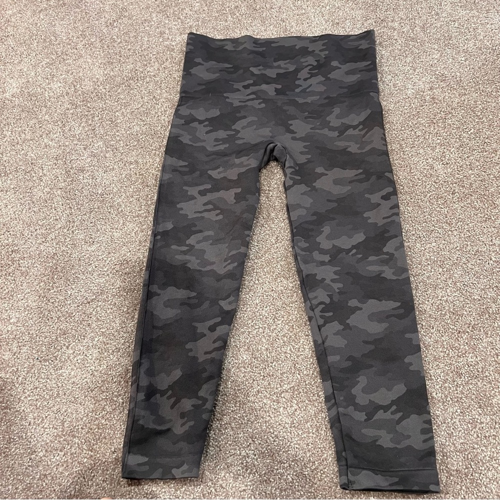 SPANX Look At Me Now Camo Seamless Leggings‎ - Picture 2 of 8